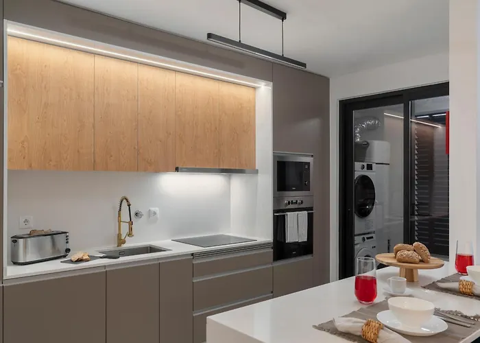 Uptown Ii By An Island Daire *